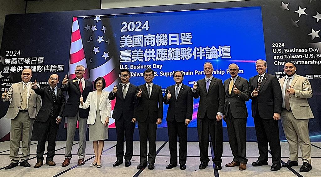 經濟部次長何晉滄（左6）、貿易署長江文若（左4）、外貿協會秘書長王熙蒙（右5）出席美國商機日。（圖／柳名耕攝）