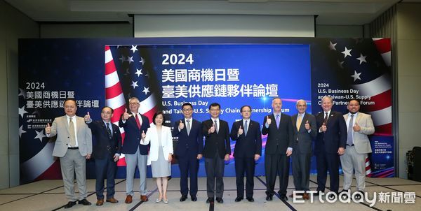 左四起經濟部貿易署署長江文若、外貿協會副董事長陳昱凱、經濟部次長何晉滄、外貿協會秘書長王熙蒙、美國在台協會商務組副組長高宇文等貴賓大合照。（圖／貿協提供）